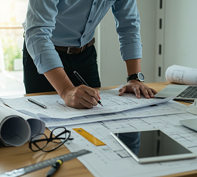 Elaboração de laudos técnicos e projetos sobre a mesa de trabalho
